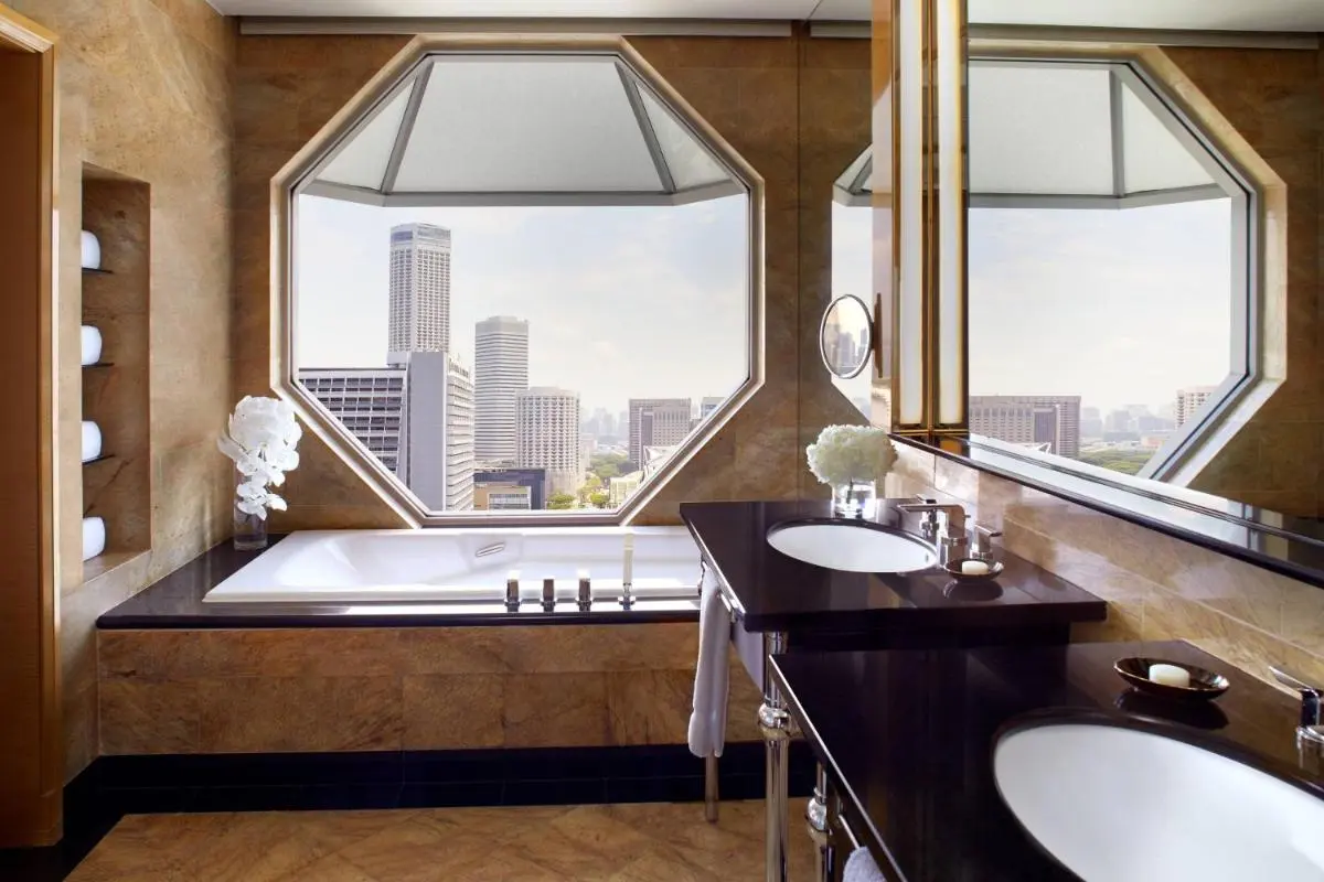 Bathtub and Double Vanity Bathroom with City View in Marina Bay