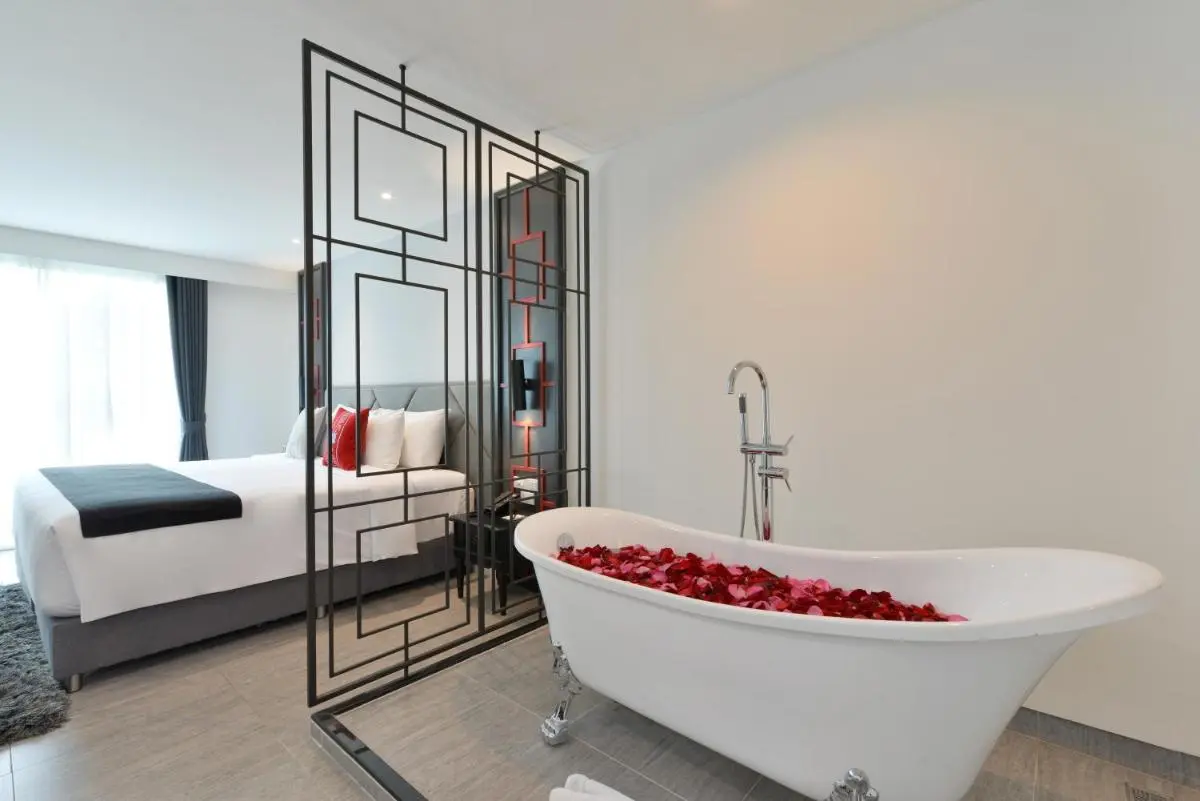 Elegant Bedroom and Bathroom with Freestanding Bathtub in Phra Nakhon Interior
