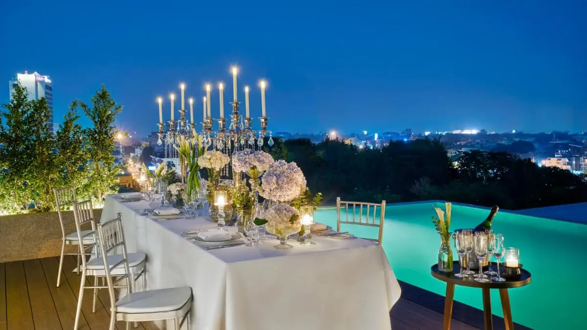Elegant Rooftop Infinity Pool and Outdoor Dining Setup in Chang Khlan Chiang Mai