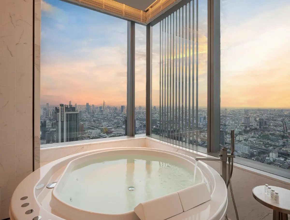 Eastin Grand Hotel Phayathai Indoor Circular Whirlpool Bathtub with Cityscape Views in Ratchathewi Bangkok