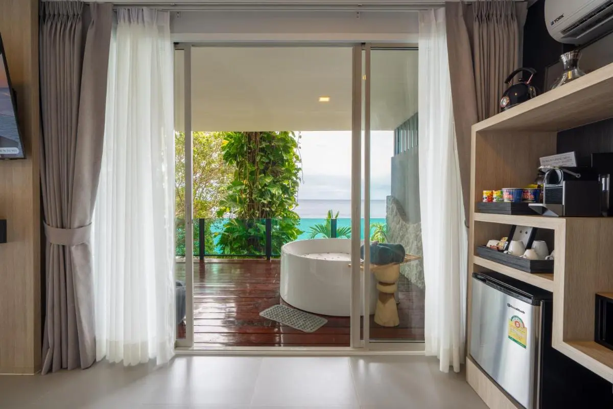 Indoor Room with Jacuzzi and Ocean View at Karon Beach Wooden Deck