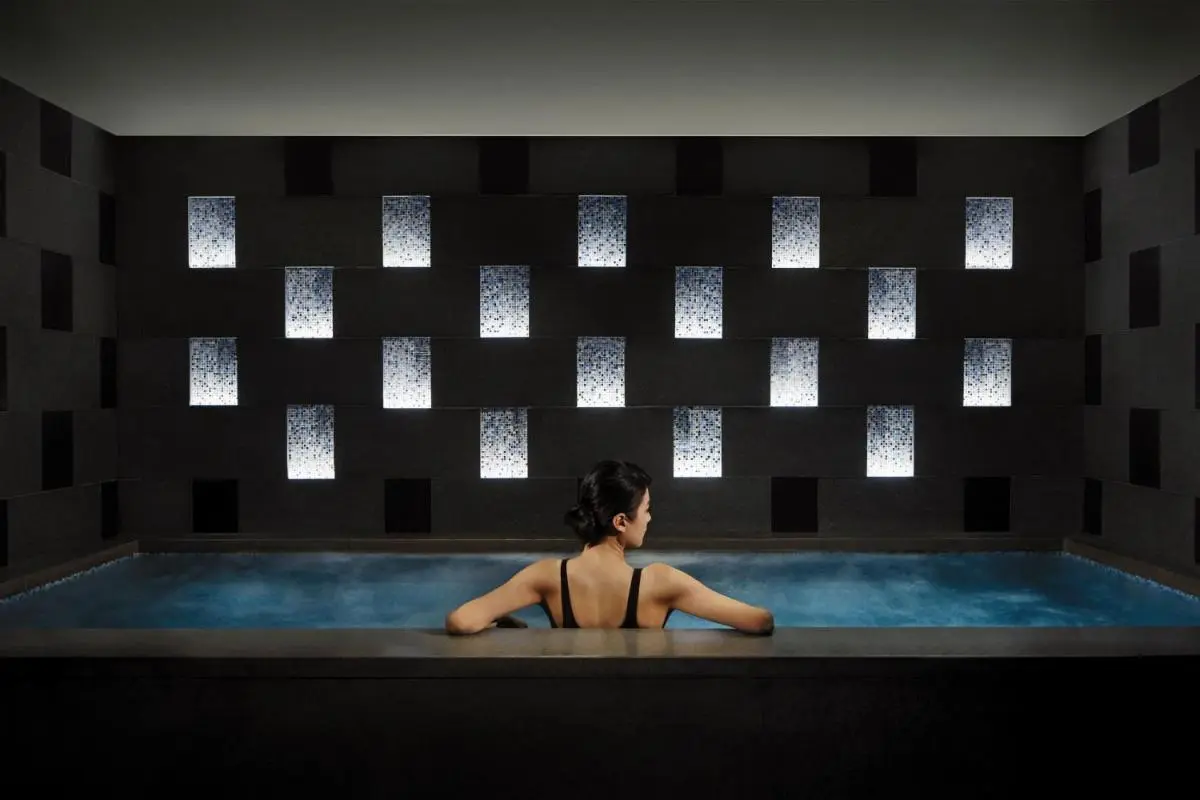 Singapore Indoor Spa Pool with Illuminated Wall and Relaxation Area in Marina Bay