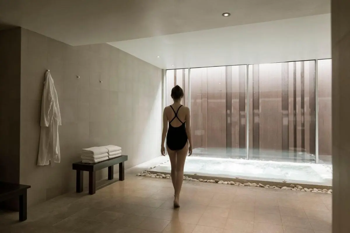 COMO Metropolitan Bangkok Indoor Wellness Area with Jacuzzi and Relaxation Space in Sathorn Bangkok