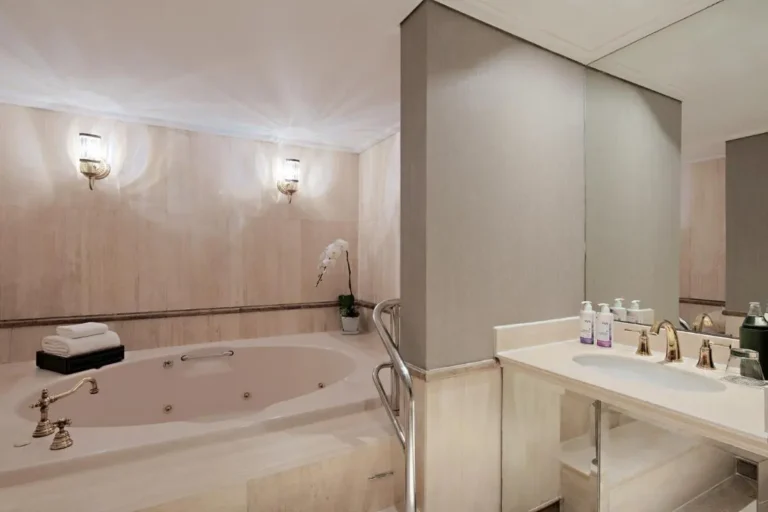 Indoor Whirlpool Bathtub and Bathroom Vanity with Jacuzzi Features in Pathumwan