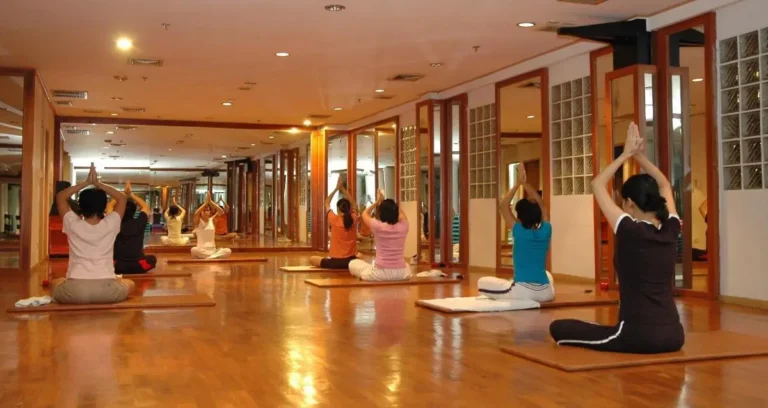 Indoor Yoga and Meditation Room with Wooden Floors and Mirrored Walls in Laksi