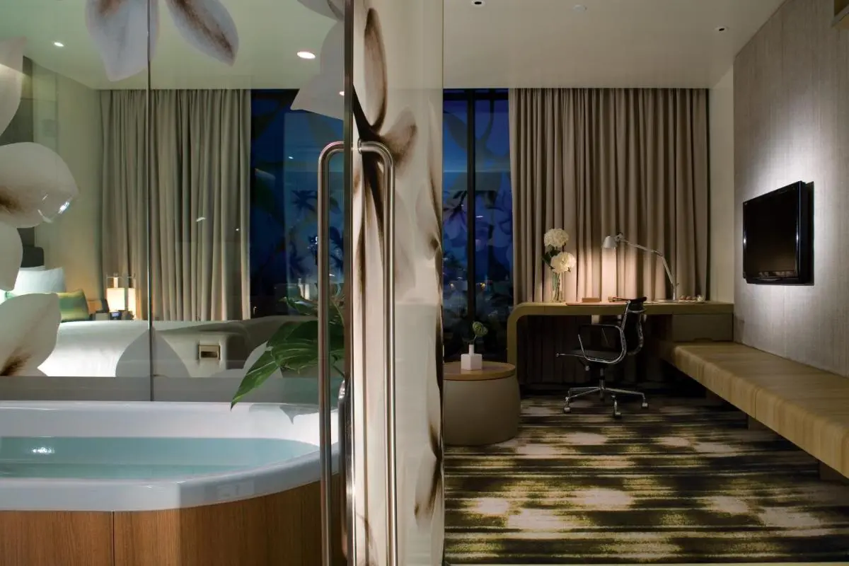 Crowne Plaza Changi Airport by IHG Jacuzzi and Workspace Area with Glass Partition and Floor-to-Ceiling Windows in Changi
