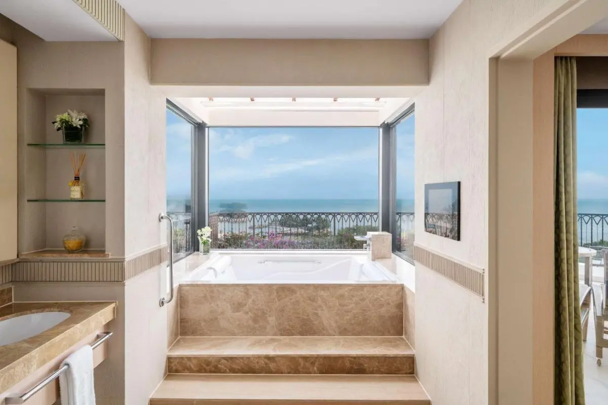 Shangri-La Rasa Sentosa Singapore Jacuzzi Bathroom with Ocean View and Television in Singapore