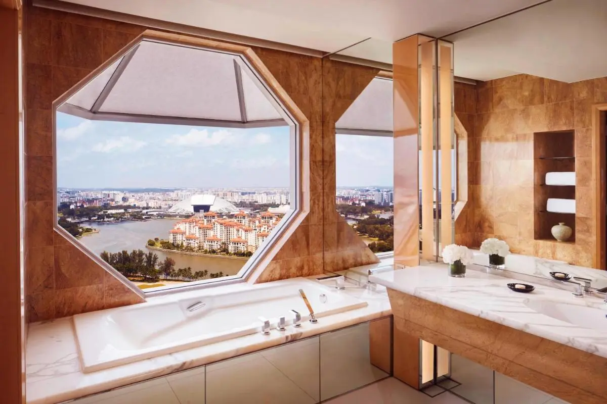 Jacuzzi Bathroom with Octagonal Window and City View in Marina Bay