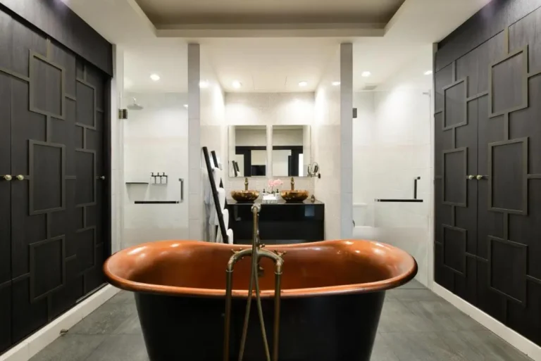 Modern Bathroom Design Featuring Freestanding Bathtub and Dual Showers in Phra Nakhon