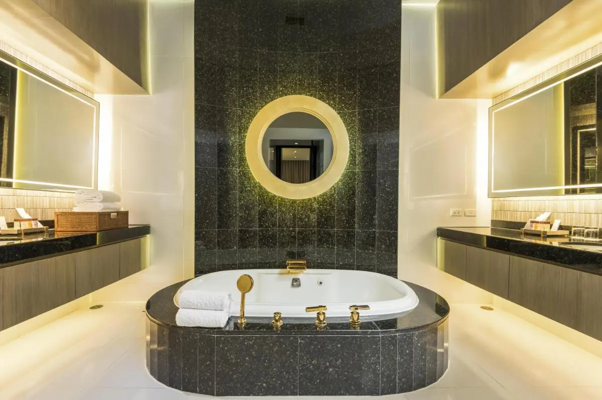 Modern Bathroom Design with Built-In Bathtub and Dual Vanities in Khlong Toei
