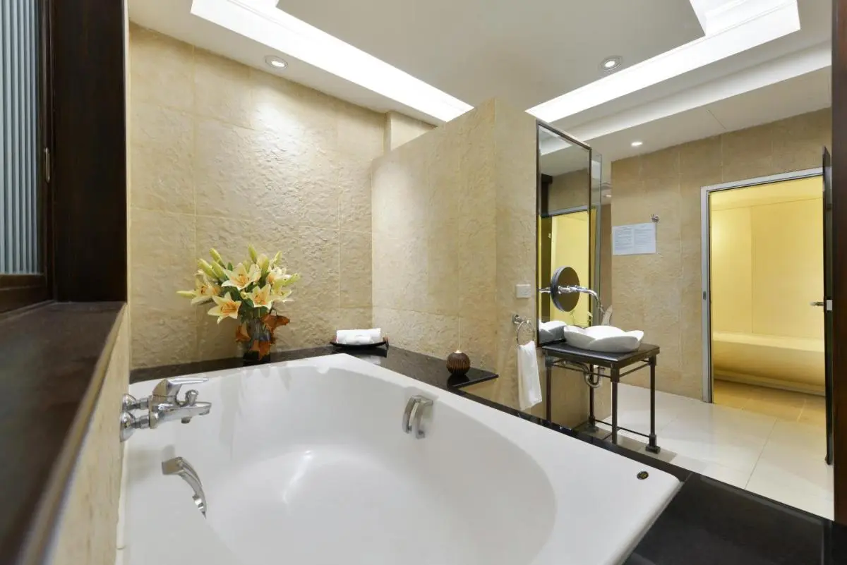 Twin Towers Hotel Modern Bathroom Design with Built-In Bathtub and Vessel Sink in Pathumwan