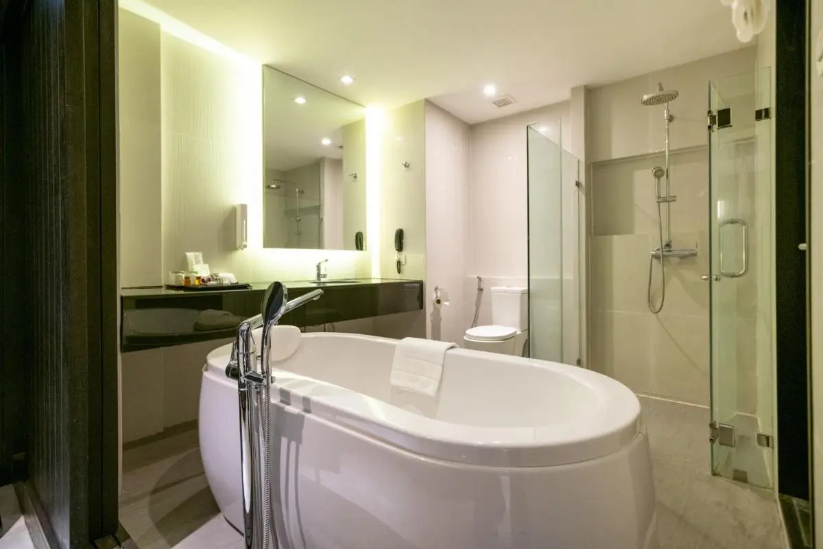 S Ratchada Leisure Hotel Modern Bathroom Design with Freestanding Tub and Glass Shower in Huai Khwang