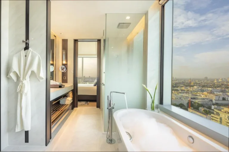 Modern Bathroom with Bathtub and City Views in Ratchathewi, Bangkok