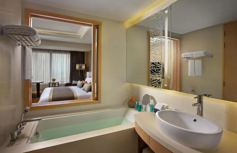 Modern Bathroom with Built-In Bathtub and Bedroom View in Ratchathewi Bangkok