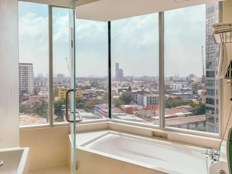 Modern Bathroom with Built-In Bathtub and Panoramic Urban Views in Wattana Bangkok Modern Bathroom with Built-In Bathtub and Panoramic Urban Views in Wattana Bangkok