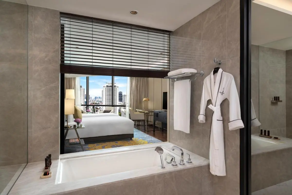 Modern Bathroom with Built-in Bathtub and Urban Bedroom View in Pathumwan Bangkok