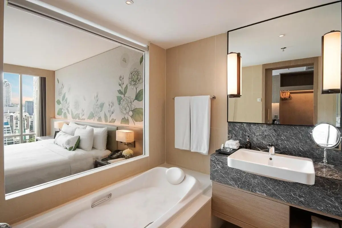 Modern Bathroom with Built-In Bathtub and Urban Views in Pathumwan Bangkok