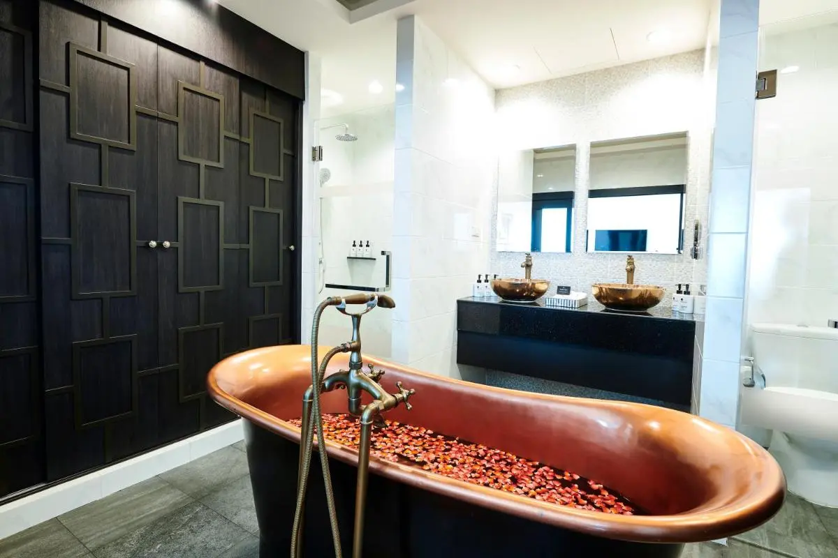 Villa De Pranakorn Modern Bathroom with Copper Bathtub and Double Sink Vanity in Phra Nakhon Bangkok