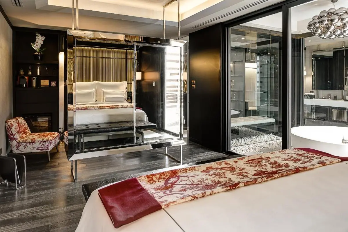 AMANOR Hotel Chiang Mai Modern Bedroom and Bathroom with Freestanding Tub and Glass Walls in Chiang Mai