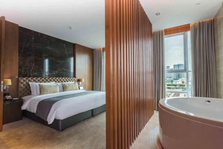 Modern Hotel Room with Freestanding Bathtub and City View in Huai Khwang Bangkok