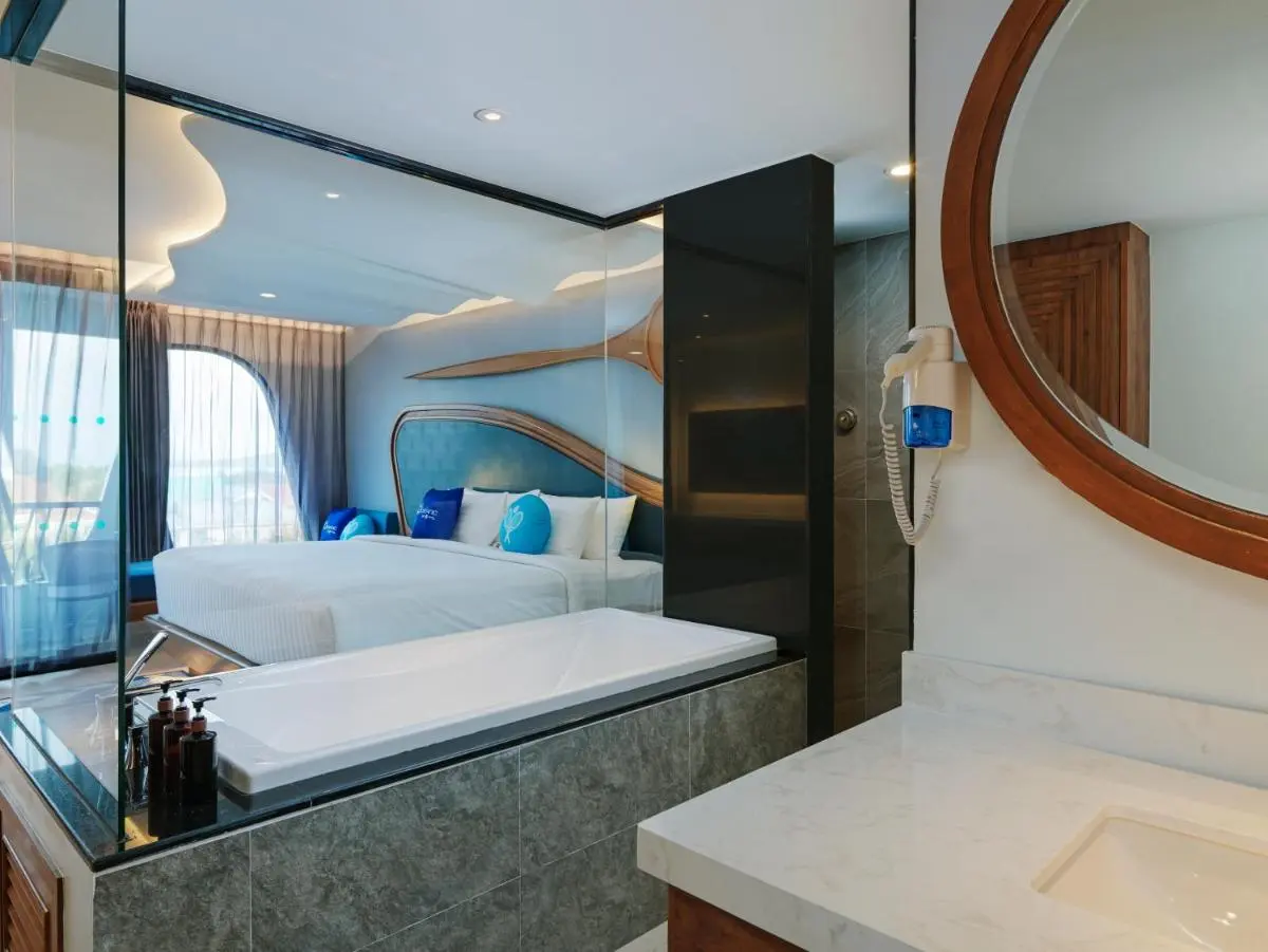 The Oceanic Sportel Phuket - SHA Extra Plus Modern Hotel Room with Integrated Bathtub and Natural Coastal Views in Phuket Town Phuket Province