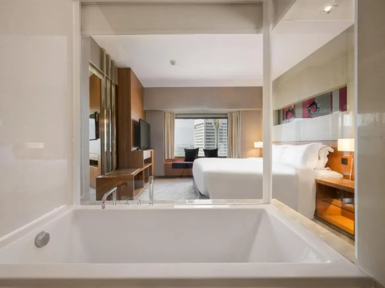 Modern Hotel Room with Large Bathtub and Urban Views in Chatuchak Bangkok