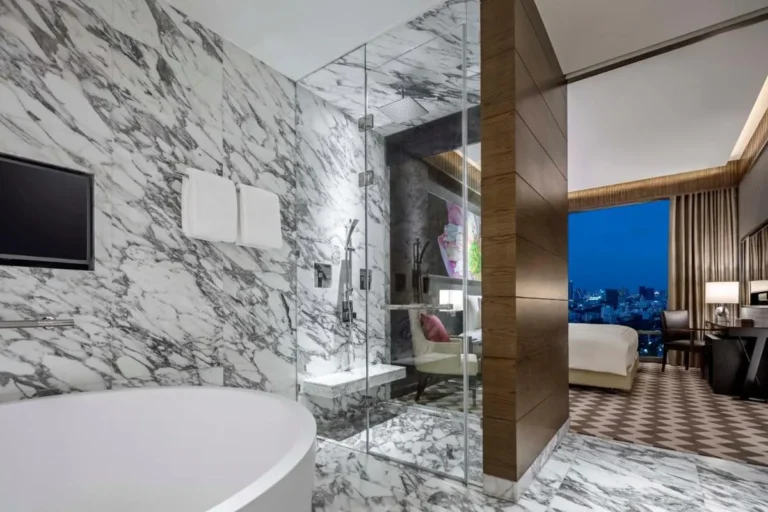 Modern Hotel Room with Marble Bathroom and Jacuzzi in Wattana Bangkok