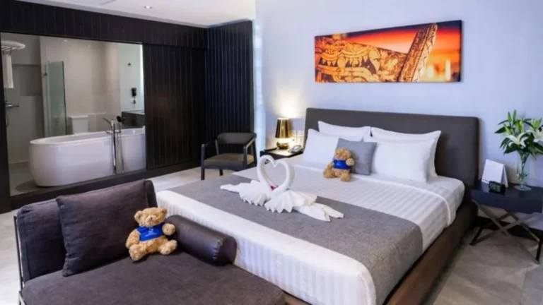 Modern Huai Khwang Hotel Room with Freestanding Bathtub and Contemporary Interior Design