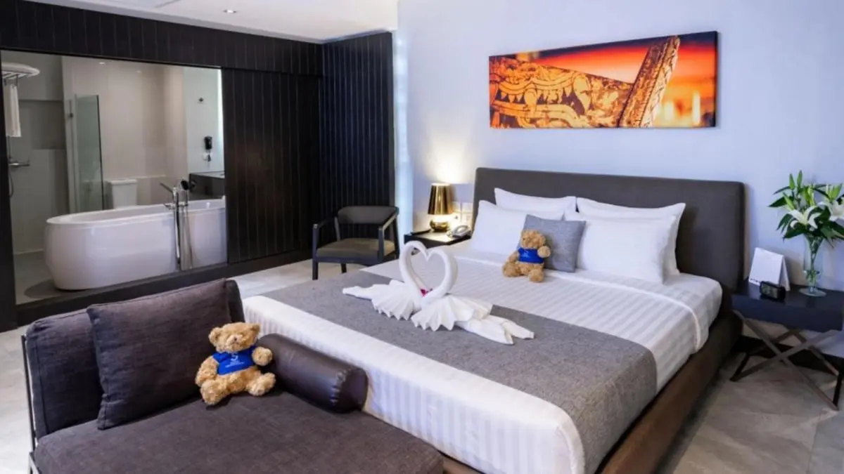 S Ratchada Leisure Hotel Modern Huai Khwang Hotel Room with Freestanding Bathtub and Contemporary Interior Design Bangkok Province