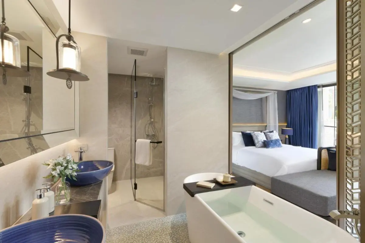 Maladee Rendezvous Hotel Chiang Mai Modern Open-Concept Bathroom and Bedroom with Bathtub and Shower in Chang Khlan Chiang Mai
