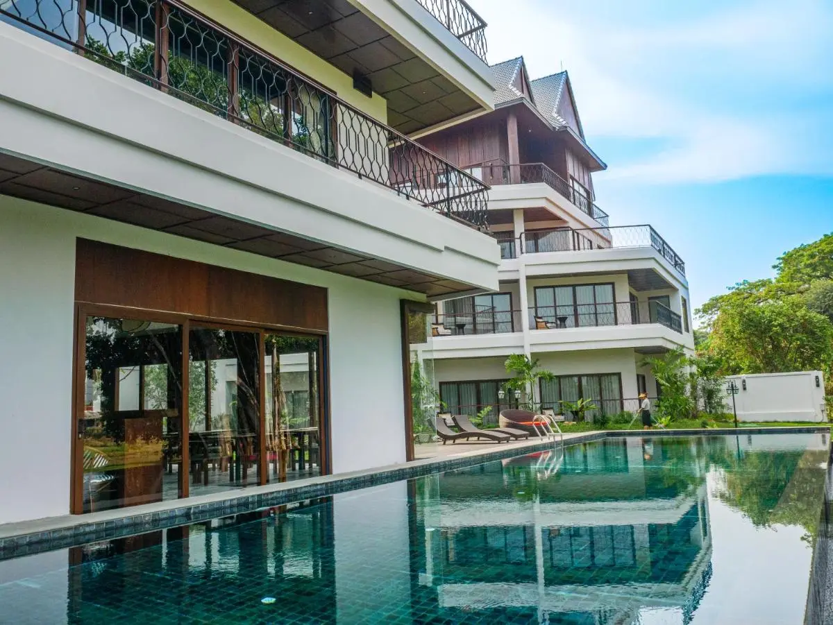 Modern Outdoor Swimming Pool and Relaxation Area in Fa Ham Chiang Mai