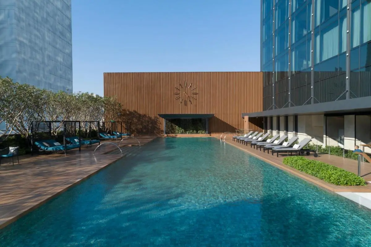 Carlton Hotel Bangkok Sukhumvit Modern Outdoor Swimming Pool with Lounge Chairs and Water Fountains in Wattana Bangkok