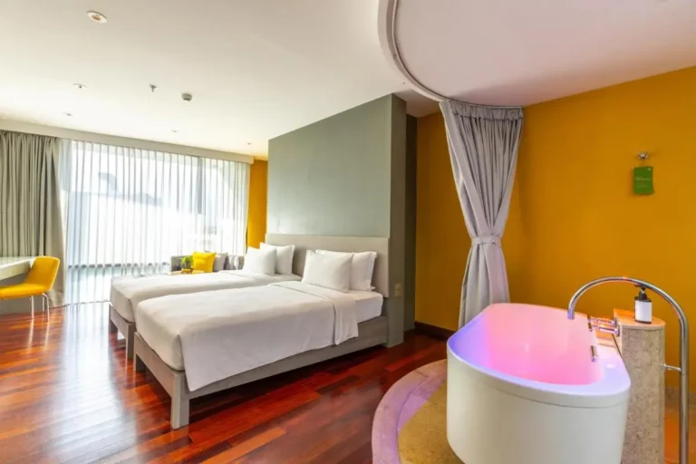 Modern Pathumwan Hotel Room Featuring In-Room Bathtub and Contemporary Design Elements