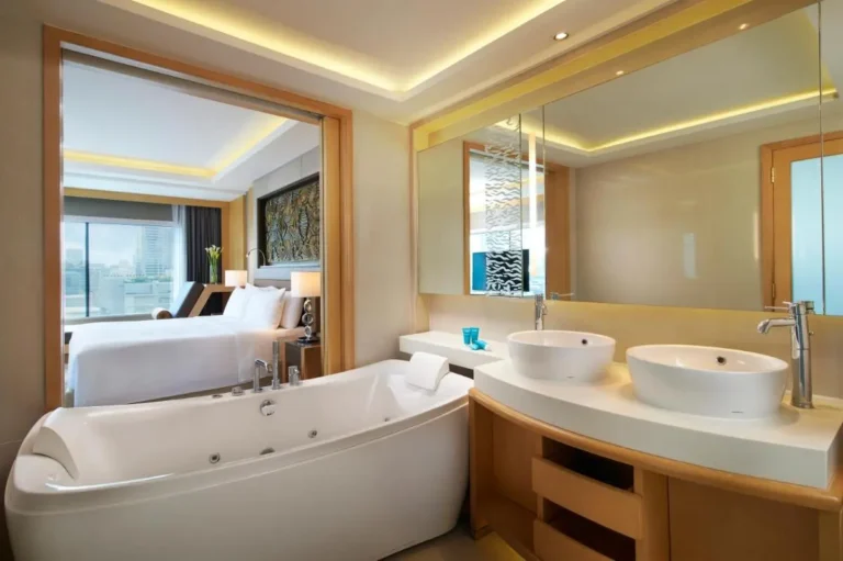 Modern Ratchathewi Hotel Room with Whirlpool Bathtub and City View