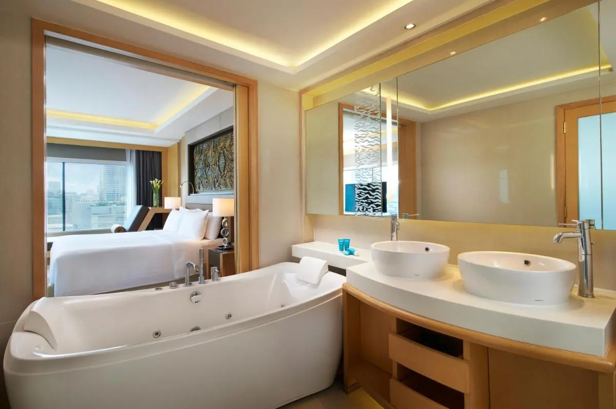 Amari Bangkok Modern Ratchathewi Hotel Room with Whirlpool Bathtub and City View