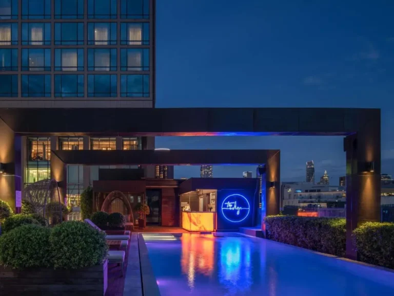 Modern Rooftop Pool and Lounge Area with City Views in Ratchathewi Bangkok