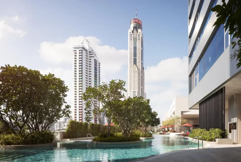 Modern Rooftop Pool with Green Islands and Urban Skyline Views in Ratchathewi Bangkok