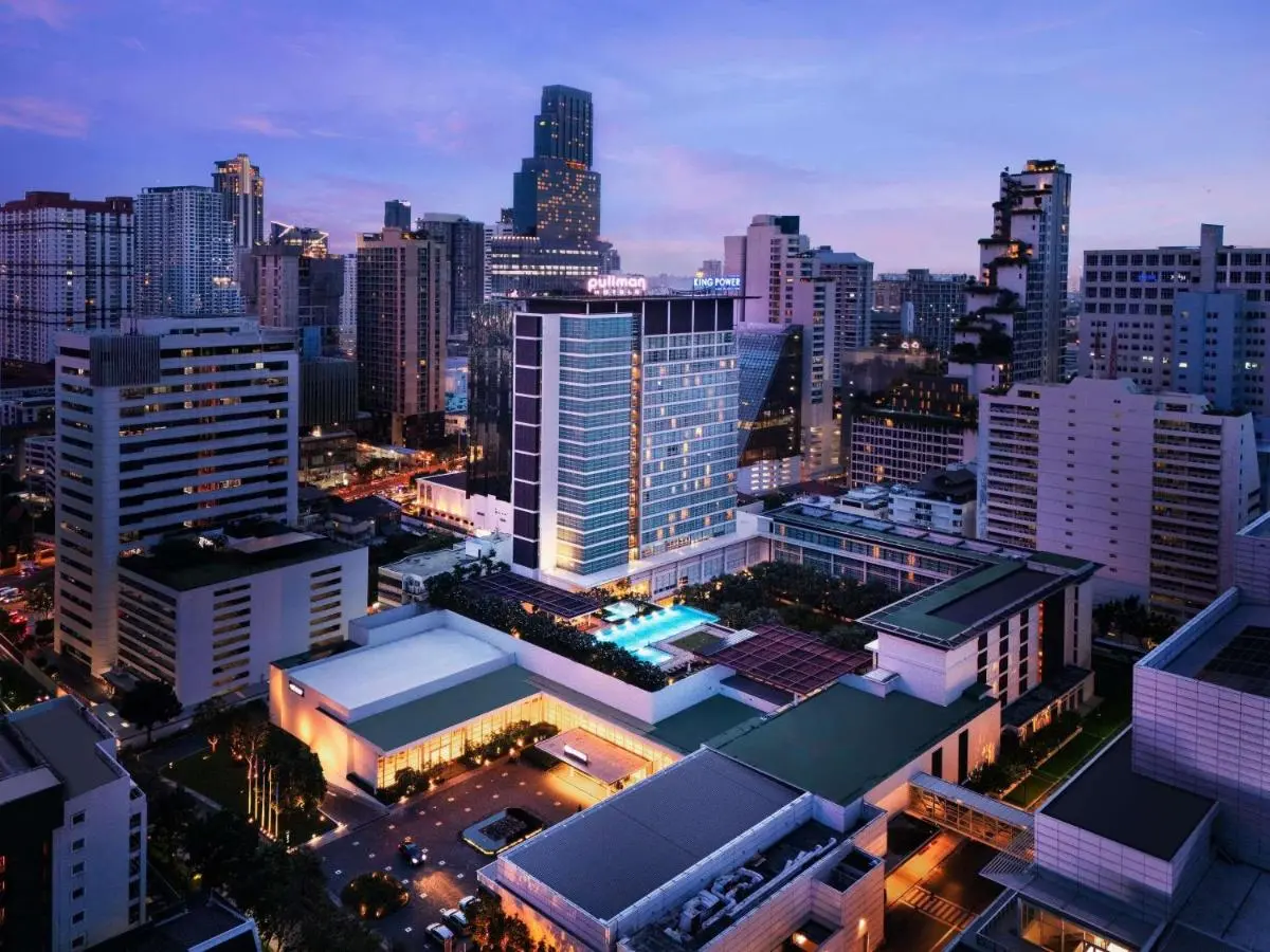 Modern Rooftop Swimming Pools and Urban Skyline Views in Ratchathewi Bangkok