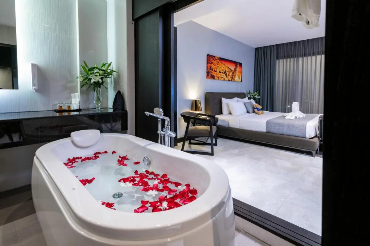 Modern Suite with Freestanding Bathtub and Bedroom in Huai Khwang Interior
