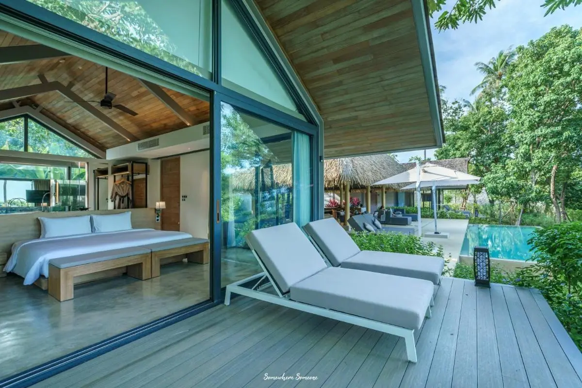 Modern Villa with Indoor-Outdoor Living Featuring Pool and Lounge Area in Phuket Town