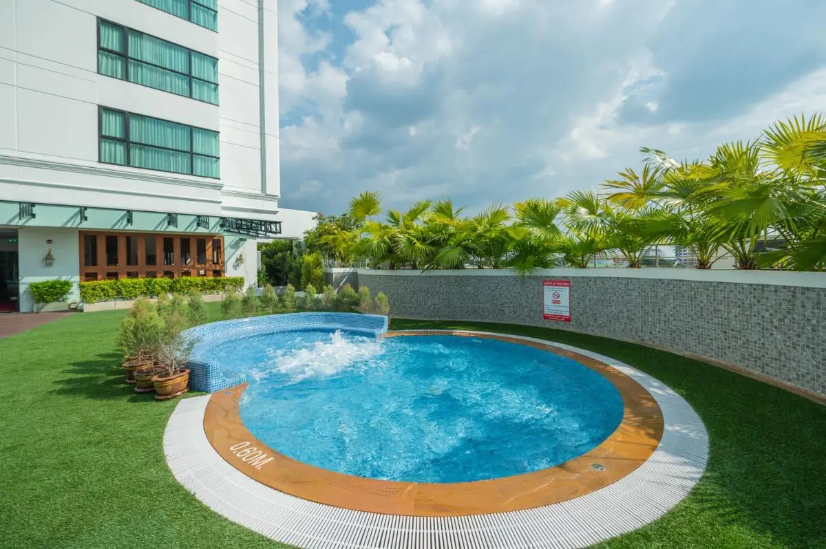 The Empress Premier Chiang Mai Outdoor Circular Jacuzzi Pool with Blue Tiles and Palm Plants in Chang Khlan Chiang Mai