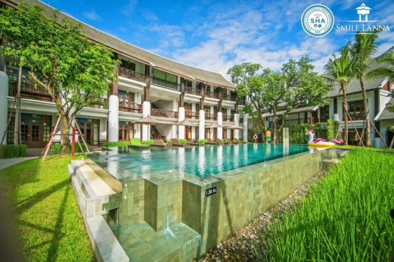 Outdoor Infinity Edge Swimming Pool with Lounge Seating in Hai Ya Chiang Mai
