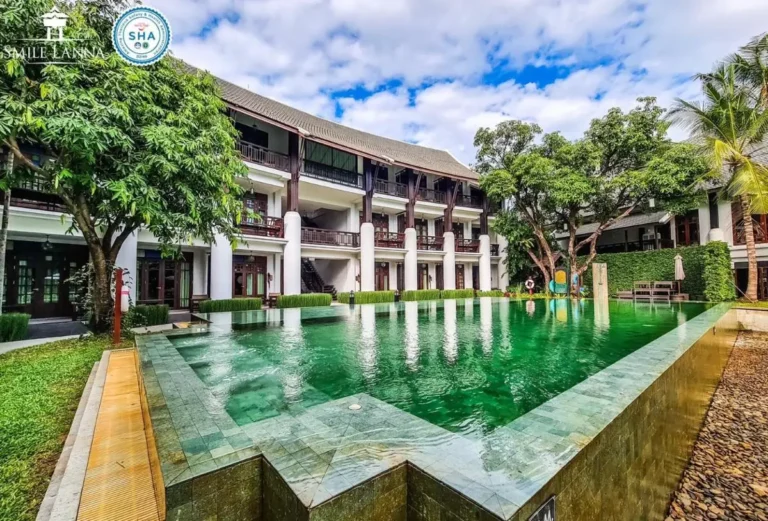 Outdoor Infinity Edge Swimming Pool with Traditional Architecture in Hai Ya Chiang Mai