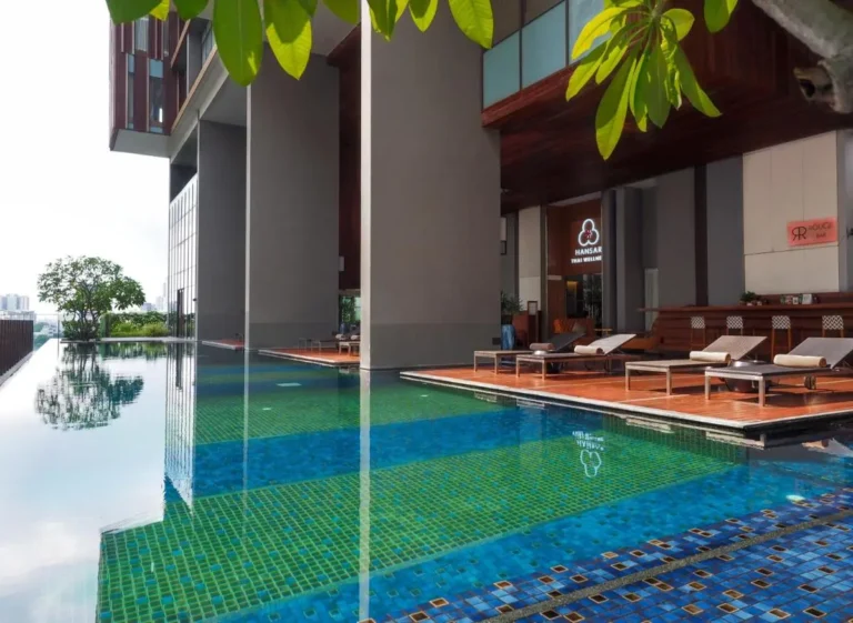 Outdoor Infinity Pool and Wellness Area with Jacuzzi in Pathumwan Bangkok