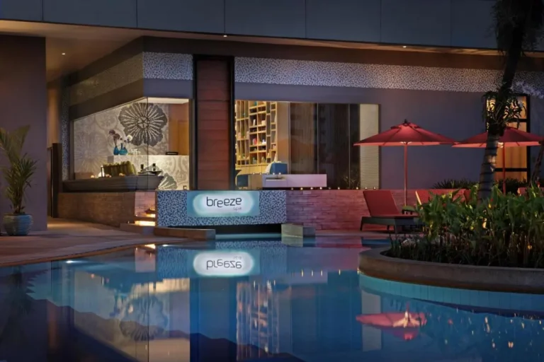 Outdoor Pool and Spa Area with Lounge Seating and Ambient Lighting in Ratchathewi Bangkok
