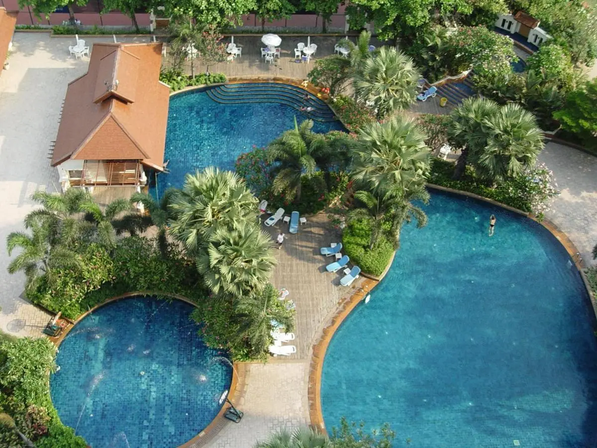 Rama Gardens Hotel Bangkok Outdoor Recreational Area with Multiple Pools and Relaxation Spaces in Laksi Bangkok