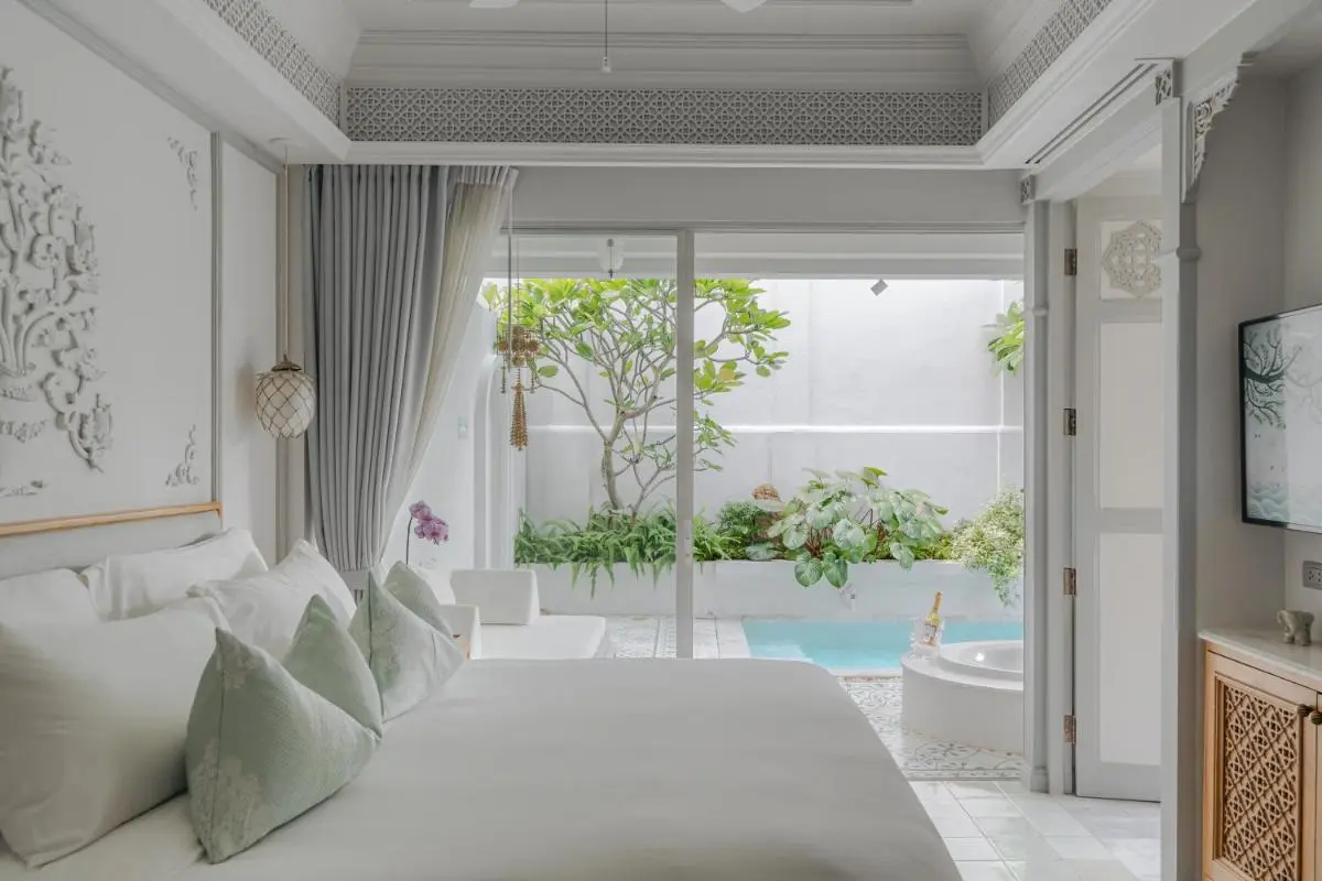 Relaxing Bedroom with Private Pool and Jacuzzi Spa in Phra Sing Chiang Mai