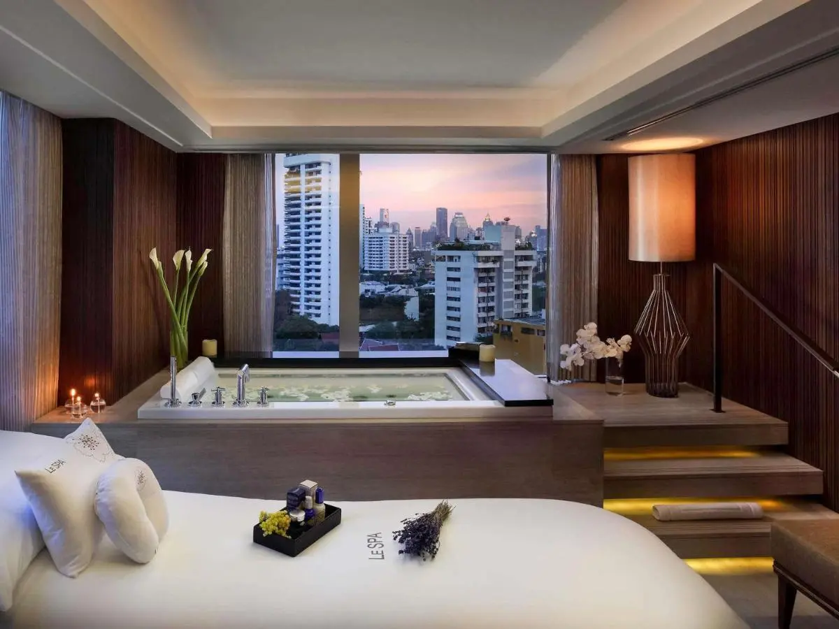 Relaxing Spa Room with Jacuzzi and Cityscape View in Wattana Bangkok