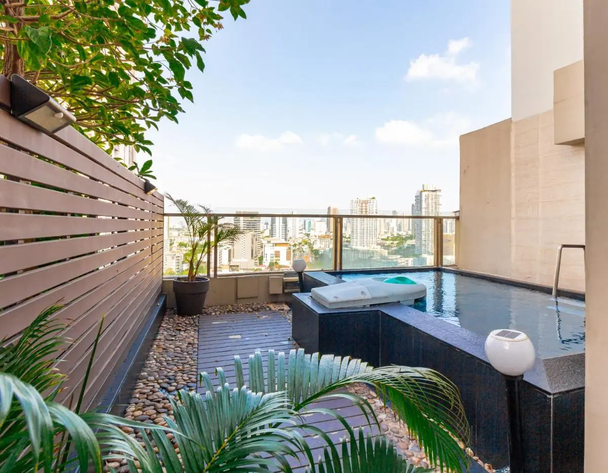 Rooftop Pool and Relaxation Area with City Views in Wattana Bangkok