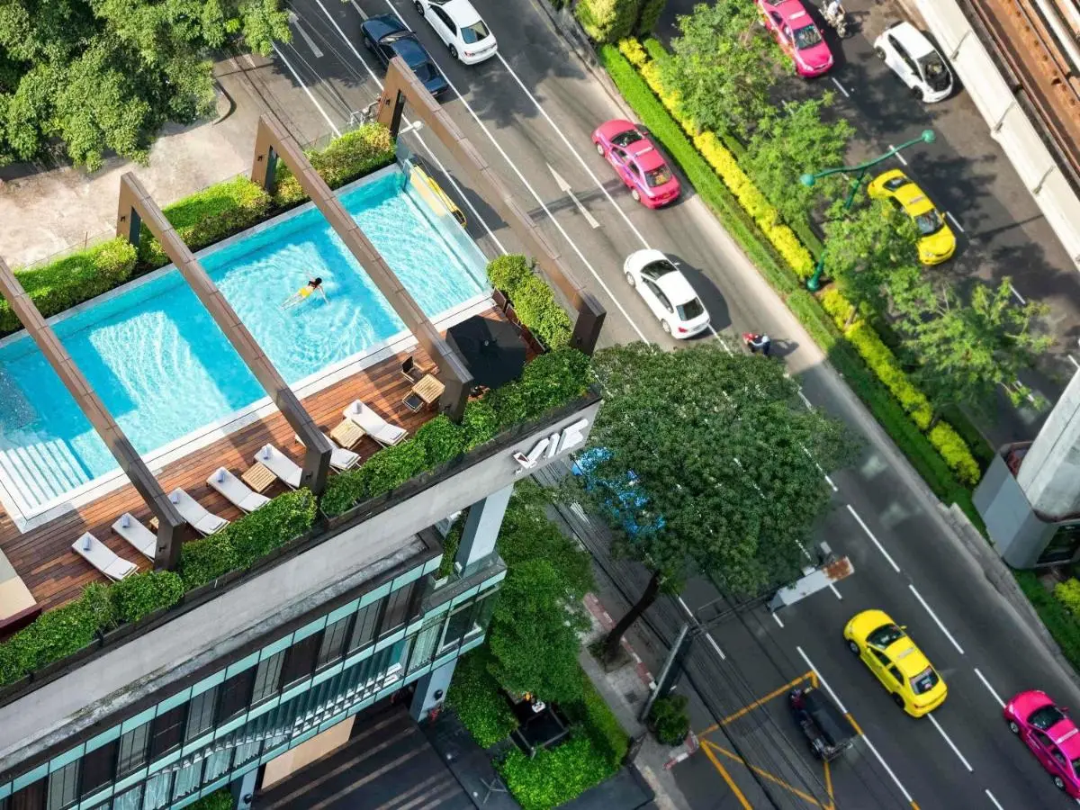 VIE Hotel Bangkok - MGallery Collection Rooftop Swimming Pool and Relaxation Area Overlooking Busy Ratchathewi Urban Street